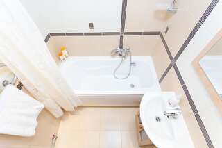 Апартаменты Apartments on Nemiga Минск Четырехместный номер с балконом-7